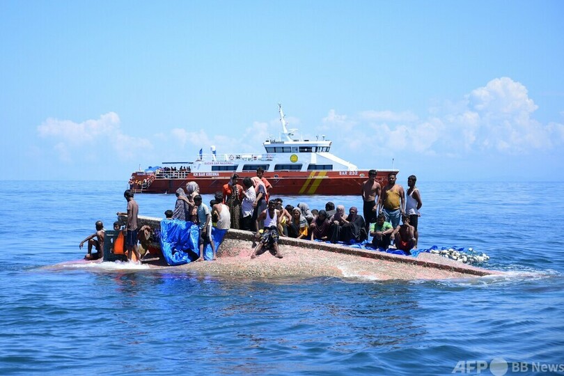 【今日の1枚】転覆船で助けを待つロヒンギャ難民 インドネシア