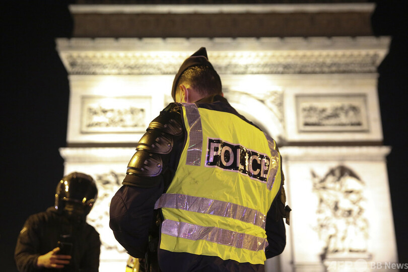 警察署で歌って踊る送別会 コロナ対策を公然と無視か フランス 写真1枚 国際ニュース Afpbb News