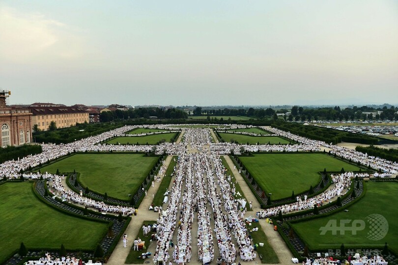 1万4000人の白い集団が屋外ディナー、伊トリノ