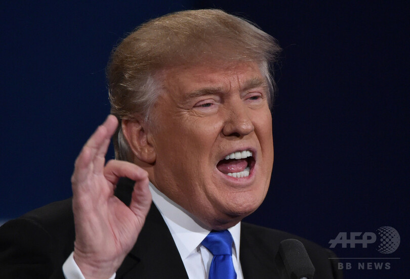 クリントン、トランプ両氏、初の直接対決で火花 米大統領選