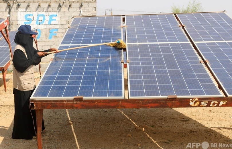 女性だけの太陽光発電所 イエメン内戦に苦しむ家々に光