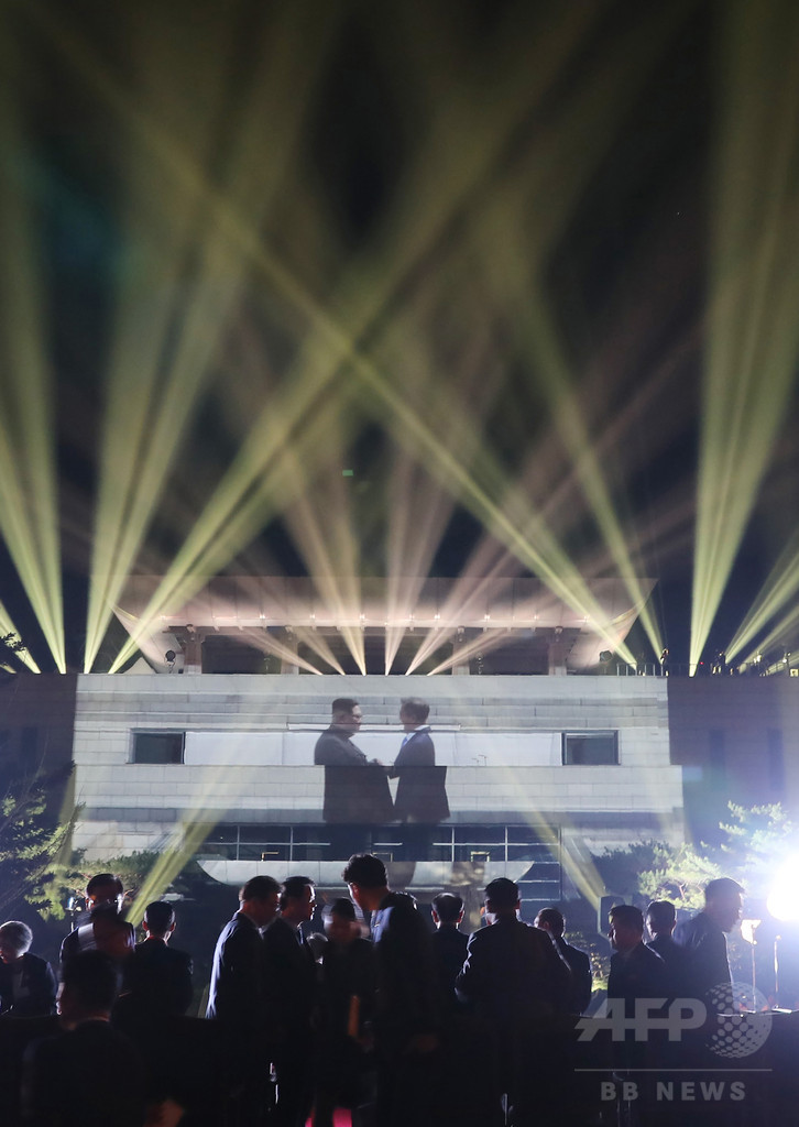 南北首脳の写真を「平和の家」に投影