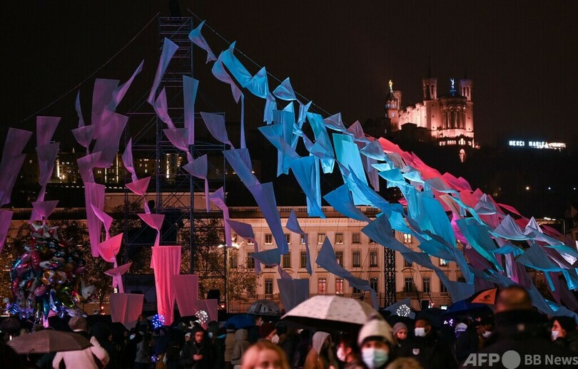 仏リヨンで「光の祭典」 街全体がライトアップ
