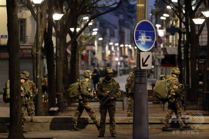 パリ郊外で銃撃戦、2人死亡 連続襲撃の主犯格が立てこもりか