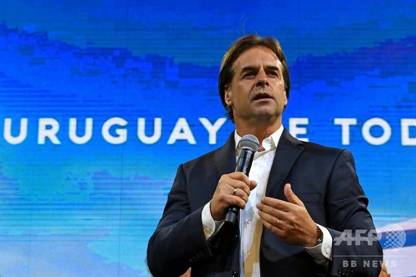 ウルグアイ大統領選、中道右派ラカジェポー氏が勝利