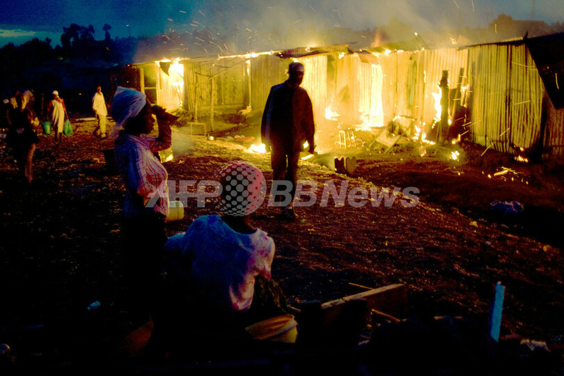 ケニアの民族衝突止まず、弓矢で自衛する町も