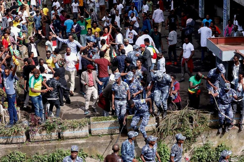 エチオピア首相の集会で手りゅう弾爆発 1人死亡 154人負傷 写真7枚 国際ニュース Afpbb News