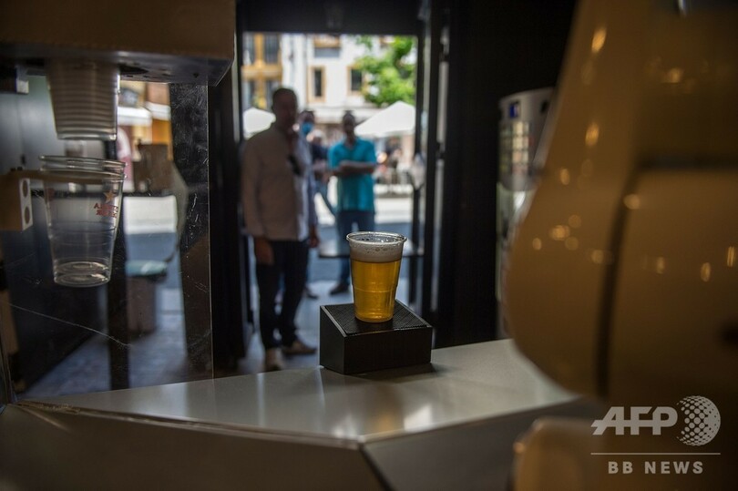 ロボット・バーテンダー、対人接触なしでビール提供 スペイン