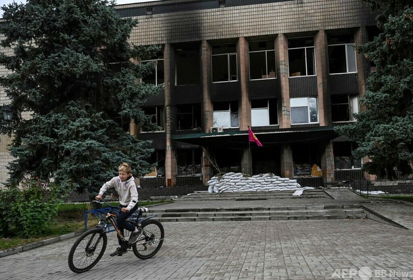 ロシアから奪還の東部イジュームで「集団墓地」発見 ウクライナ大統領