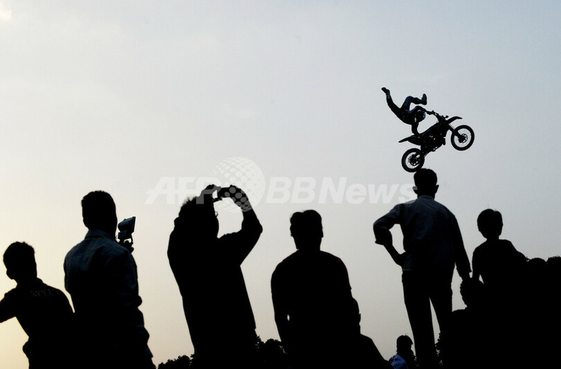 宙を舞うモトクロス、インドで「FMX」イベント
