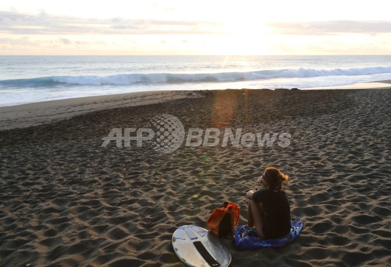 男性がサメに襲われ片脚失う、仏レユニオン島 男性がサメに襲われ片脚失う、仏レユニオン島