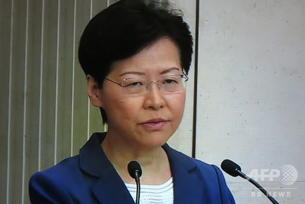 「香港を二度と戻れない道」に、行政長官がデモ中の暴力を非難 「香港を二度と戻れない道」に、行政長官がデモ中の暴力を非難