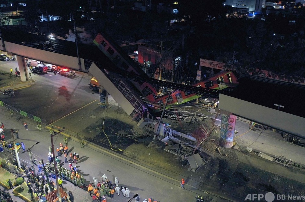 列車通過中に高架橋崩落、23人死亡 メキシコ首都