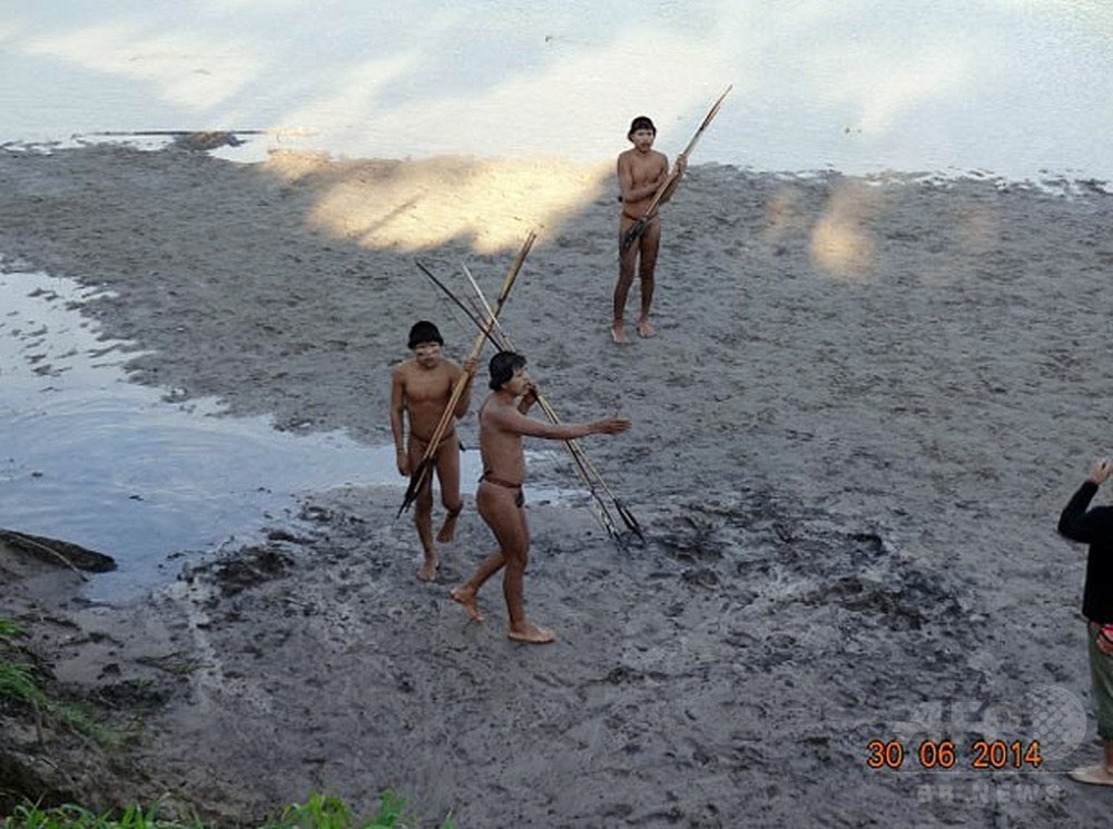 アマゾン先住民、外部と接触の瞬間 ブラジル当局が映像公開 写真4枚