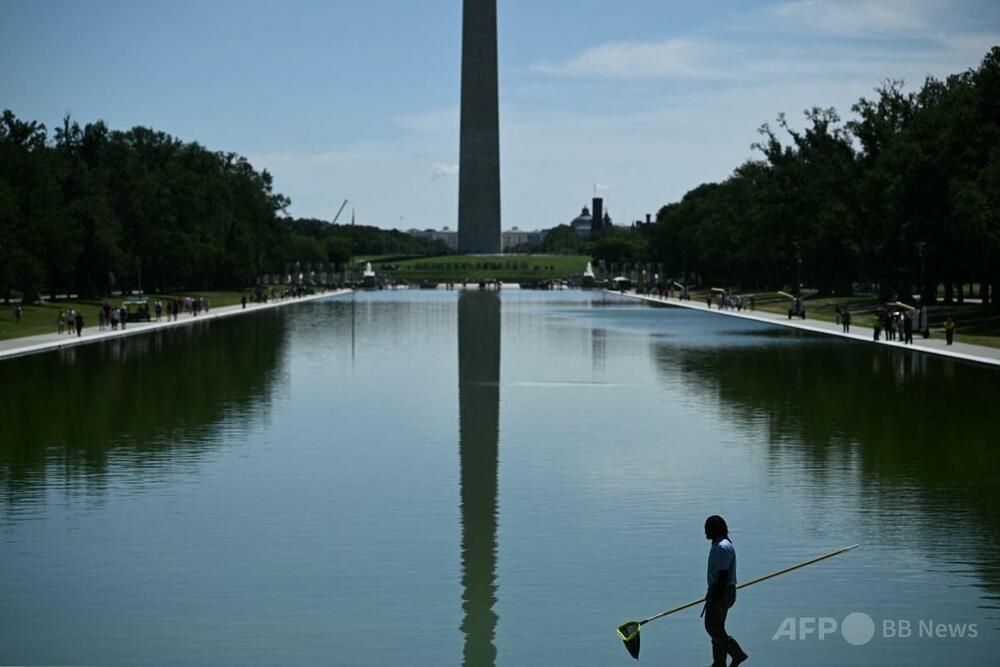 トランプ氏肝いりの反射池、藻で緑色に 星条旗の青のはずが