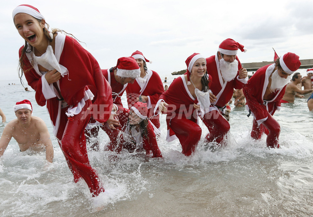 モナコ恒例クリスマス海水浴、サンタたちが大はしゃぎ 写真11枚 国際