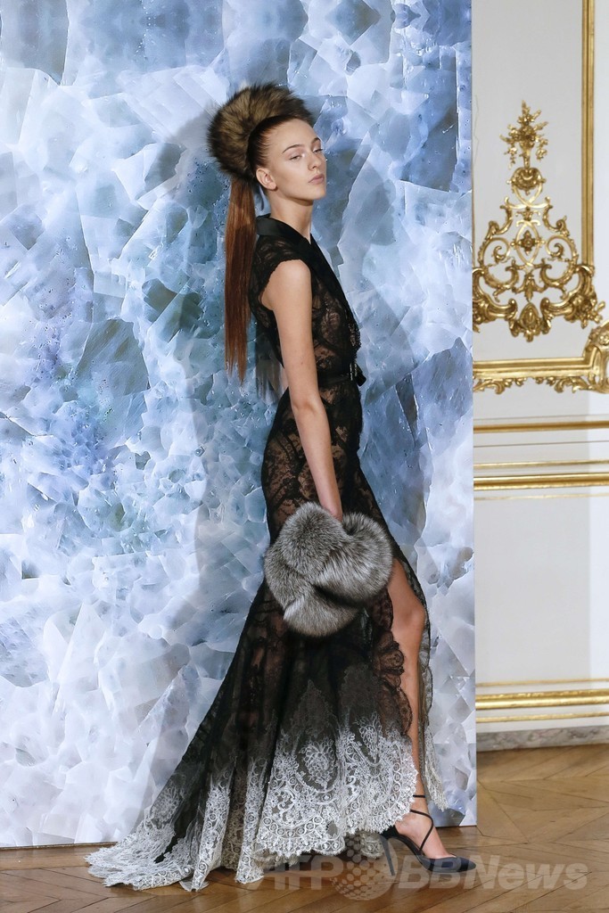 マスキュリンな要素を加えたドレススタイル、「アレクシ・マビーユ」14/15年秋冬オートクチュール