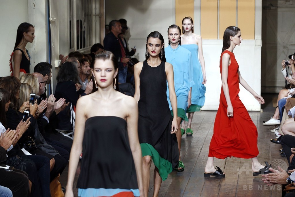 丁寧なテイラリングにプリーツで動きを、「セドリック・シャルリエ」15年春夏