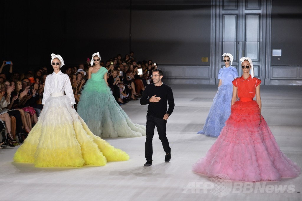 起き抜けのラフなスタイルをモードに昇華、「ジャンバティスタ・ヴァリ」14/15年秋冬オートクチュール