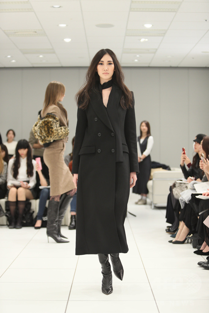 ユニクロの「カリーヌ･ロワトフェルド」コレクションに注目