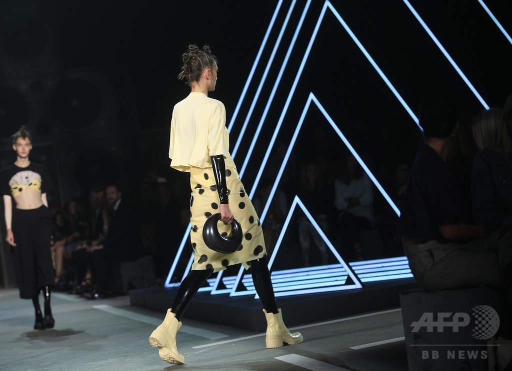 ドットとレイヤードでポップに、「マーク BY マーク ジェイコブス」15年春夏