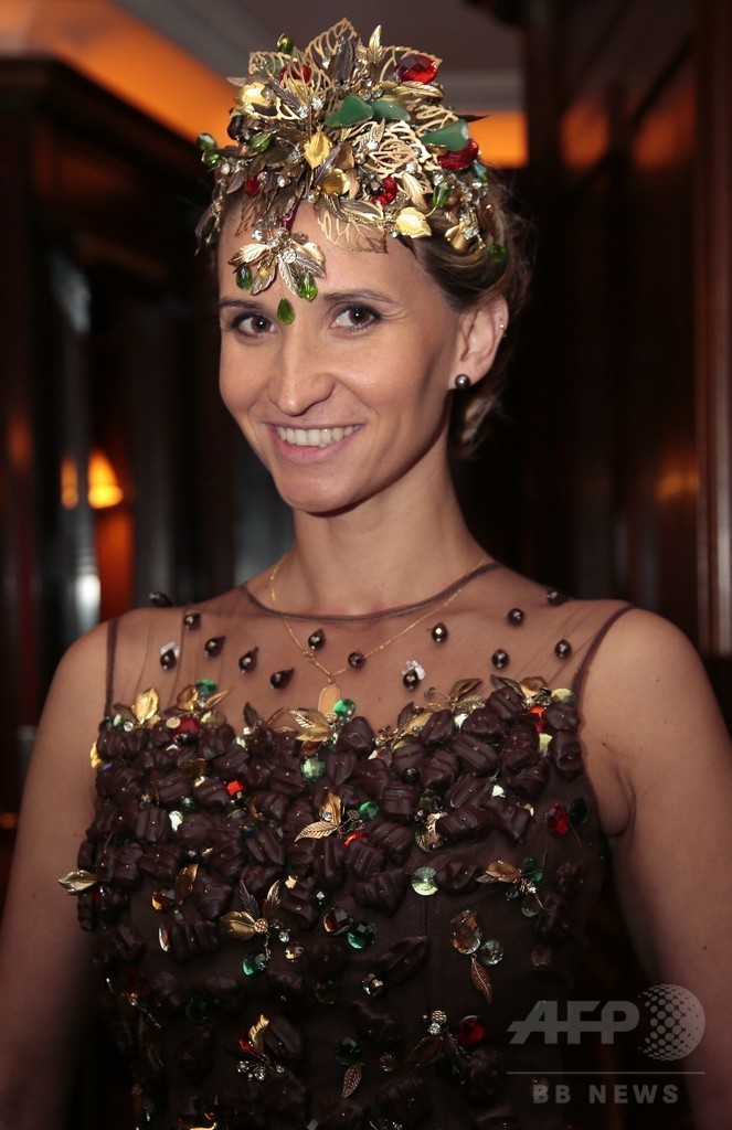 「サロン・デュ・ショコラ」控えチョコレートドレス披露、パリ