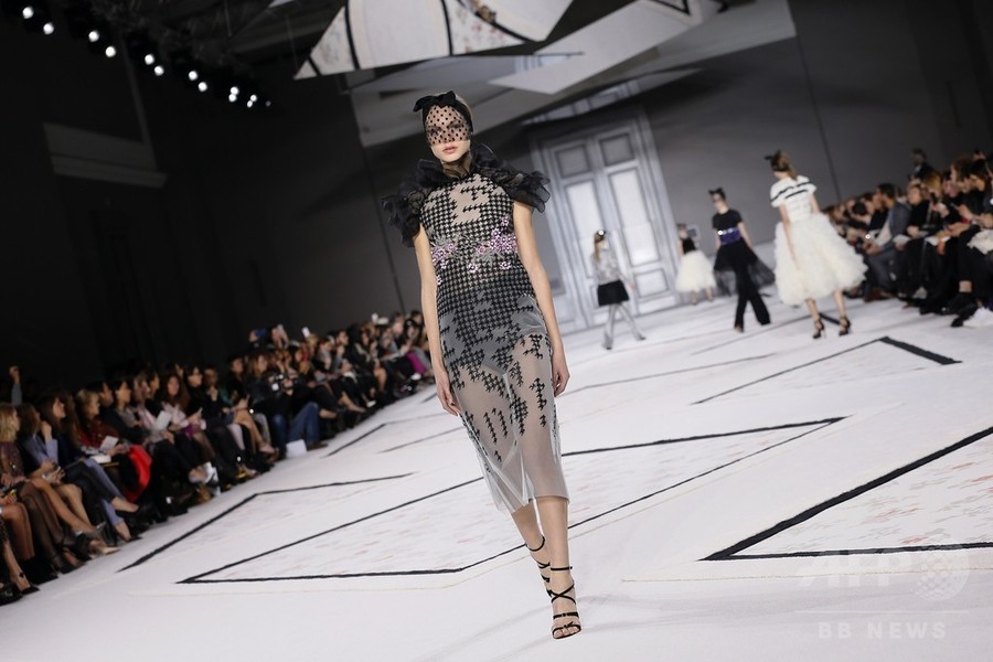 モノトーンに花飾りとレースを添えて、「ジャンバティスタ・ヴァリ」15年春夏オートクチュール