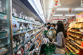 湖南省初のセブンイレブンの店内（2020年5月30日撮影）。(c)Xinhua News