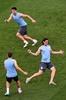 サッカーW杯ブラジル大会（2014 World Cup）グループDのイングランド戦を控え、アレーナ・デ・サンパウロ（Arena de Sao Paulo）で調整を行うウルグアイのホルヘ・フシレ（Jorge Fucile、上）とエディンソン・カヴァーニ（Edinson Cavani、右、2014年6月18日撮影）。(c)AFP/BEN STANSALL