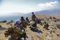 アフガニスタンのパンジシール州で哨戒中に休憩する反タリバン勢力のメンバー（2021年9月1日撮影）。(c)Ahmad SAHEL ARMAN / AFP