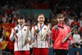 パリ五輪、卓球女子シングルス。表彰式に臨む（左から）銀メダルを獲得した中国の孫穎莎、金メダルを獲得した中国の陳夢、銅メダルを獲得した早田ひな（2024年8月3日撮影）。(c)JUNG Yeon-je / AFP