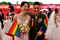 台湾・桃園市の陸軍基地で、合同結婚式に参加する台湾軍兵士（右）とその同性パートナー（2020年10月30日撮影）。(c)Sam Yeh / AFP