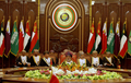 オマーン・マスカット（Muscat）で開催された湾岸協力会議（Gulf Cooperation Council、GCC）首脳会議で議長を務める、同国のカブース・ビン・サイド（Qaboos bin Said）国王（中央、2008年12月30日撮影）。(c)AFP/MOHAMMED MAHJOUB
