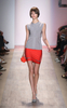 ニューヨーク市内で発表されたエルベ・レジェ バイ マックスアズリア（Herve Leger By Max Azria）の09年春夏コレクション（2008年9月7日撮影）。(c)AFP/Getty Images/Scott Gries