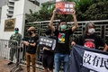 香港の警察署前で、抗議活動を繰り広げる民主派の活動家ら（2020年5月24日撮影）。(c)AFP/ISAAC LAWRENCE