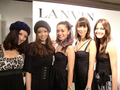「ランバン オン ブルー（LANVIN en Bleu）」のエキシビション＆カクテルパーティーに出席した（左から）モデルの尾形沙耶香、三浦麻穂、坂田瞳、ビビアーニ大野、トミー。(c)senken h / photo：三澤和也