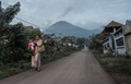 インドネシア東ジャワ州ルマジャンのスメル山噴火翌日の様子（2021年1月17日撮影）。(c)Juni Kriswanto / AFP