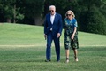 ジョー・バイデン米大統領と妻のジル氏（2024年7月7日撮影）。(c)Chris Kleponis / AFP