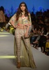 パキスタンの都市カラチで開催されたファッション・パキスタン・ウィークで発表されたZara Shahjahanの新作コレクション（2015年4月3日撮影）。(c)AFP/Rizwan TABASSUM