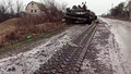 ウクライナ南部マリウポリ郊外で、破壊された同国軍の戦車。ロシア国防省提供の動画より（2022年3月4日公開、資料写真）。(c)AFP PHOTO / Russian Defence Ministry / handout 