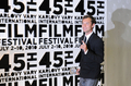 チェコのカルロヴィ・ヴァリ（Karlovy Vary）で開催されているカルロヴィ・ヴァリ国際映画祭（Karlovy Vary International Film Festival）で5日、英俳優ジュード・ロウ（Jude Law）がこれまでの芸術的貢献を評価され表彰を受けた。写真は、トロフィーを手にしたジュード・ロウ（2010年7月5日撮影）。(c)AFP/MICHAL CIZEK