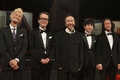 第71回ベネチア国際映画祭（Venice International Film Festival）で出品作品『野火（Nobi）』の上映会場に登場した塚本晋也（Shinya Tsukamoto）監督（中央）と（左から）音楽の石川忠（Chu Ishikawa）、俳優のリリー・フランキー（Lily Franky）、森優作（Yusaku Mori）、中村達也（Tatsuya Nakamura、2014年9月2日撮影）。(c)AFP/TIZIANA FABI