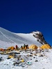 エベレストのキャンプ4に散らばる、捨てられた登山道具とごみ（2018年5月21日撮影）。(c)AFP PHOTO / Doma SHERPA