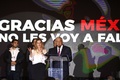 メキシコ大統領選で勝利が確実になったことを受け、首都メキシコ市で支持者らに向けて演説を行うアンドレス・ロペスオブラドール元メキシコ市長（右、2018年7月1日撮影）。(c)AFP PHOTO / ALFREDO ESTRELLA