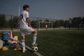 北朝鮮のサッカーアカデミー、平壌国際蹴球学校で、練習に臨む女子生徒（2016年9月22日撮影）。(c)AFP/Ed Jones