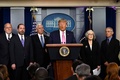 米ホワイトハウスで、新型コロナウイルス流行について記者会見するドナルド・トランプ大統領（2020年2月26日撮影）。(c)Andrew CABALLERO-REYNOLDS / AFP