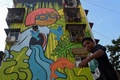 インド・ムンバイの集合住宅に描かれた壁画（2019年5月28日撮影）。(c)PUNIT PARANJPE / AFP