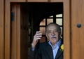 メキシコ・メキシコ市（Mexico City）で87歳の誕生日にドアから手を振るノーベル文学賞受賞作家のガブリエル・ガルシア・マルケス（Gabriel Garcia Marquez）氏（2014年3月6日撮影）。(c)AFP/Yuri CORTEZ