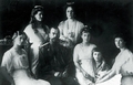 ロシア・モスクワ（Moscow）で撮影された、帝政ロシア最後の皇帝ニコライ2世（Nicholas II）と妻（後列右から2人目）、子どもたち（1914年撮影）。(c)AFP
