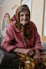 ウクライナ東部ドネツク州オチェレティネ村の自宅から徒歩で避難した97歳のリディア・ロミノフスカさん。避難先のポクロウシクで（2024年4月28日撮影）。(c)Genya SAVILOV / AFP